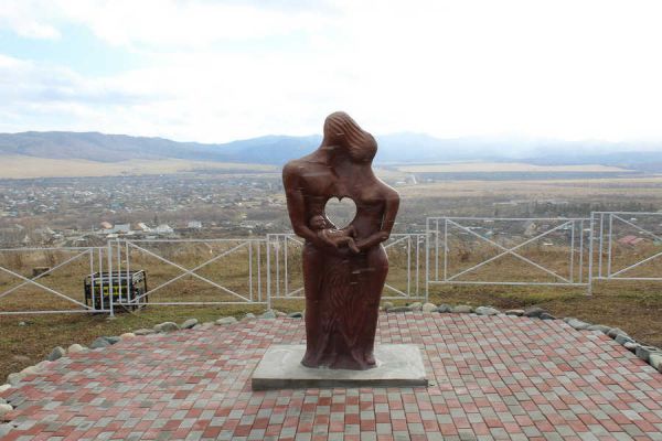 На горе любви в районе Хакасии открыли площадку «СемьЯ»