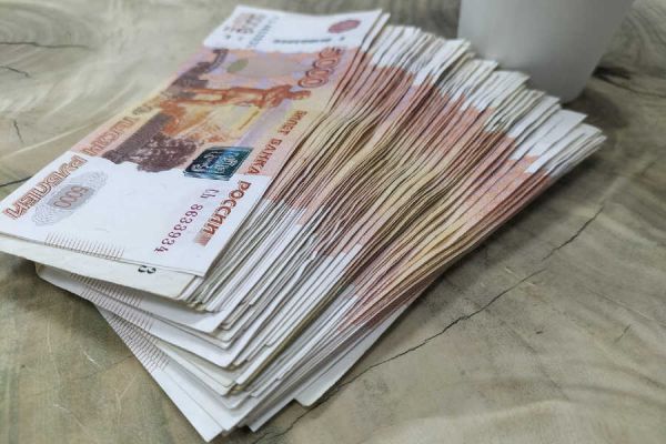 Мошенники отправили жительнице Хакасии деньги, а после уговорили взять кредиты