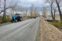 Иномарка врезалась в трактор на сельской трассе в Хакасии