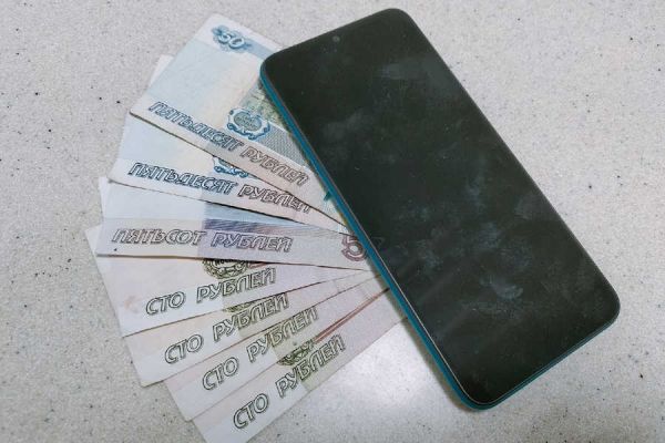 Настоящие работники банка не позволили учительнице из Хакасии перевести аферистам почти миллион рублей