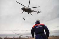 Спасатели в Хакасии отработали технику беспарашютного десантирования с вертолета
