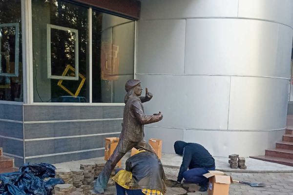 В столице Хакасии пропала скульптура фотографа. Рассказываем, что произошло