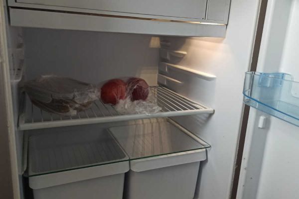 Многие об этом даже не догадываются: специалисты рассказали, как правильно хранить продукты в холодильнике