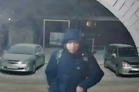 Полиция Хакасии зачем-то ищет мужчину, попавшего в объектив камеры