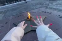 Полиция установила девушек, гревших руки о пламя Вечного огня в Хакасии