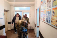 Глава Хакасии посетил медучреждения ЛНР вблизи передовой