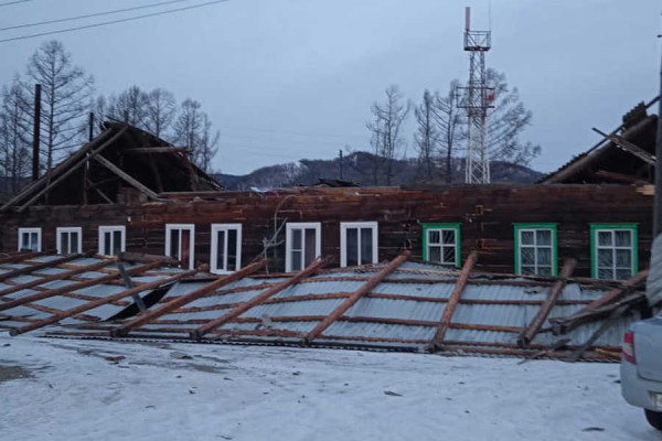 Штормовой ветер сорвал крыши на двух зданиях в Хакасии