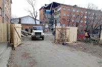 Не допустить мародерства: забор около обвалившейся общаги начали возводить в городе Хакасии