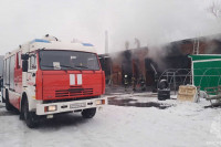В МЧС назвали причину возгорания на складе стройматериалов в Хакасии