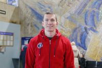 Трехкратный олимпийский чемпион по лыжным гонкам Александр Большунов сегодня прилетел в Хакасию