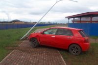 Хотел навестить могилу дедушки: подросток на автомобиле влетел в забор детского сада в Хакасии