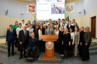 В Хакасии школьники попробовали себя в роли депутатов парламента и проголосовали за продление каникул
