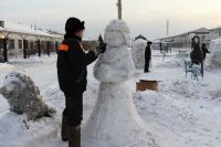 Осужденные колоний Хакасии мастерят фигуры из снега в рамках конкурса