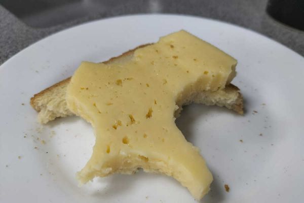 Житель Хакасии пытался пронести мимо кассы более 10 головок сыра
