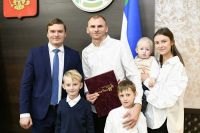 Многодетную семью из Хакасии признали одной из лучших молодых семей года в России