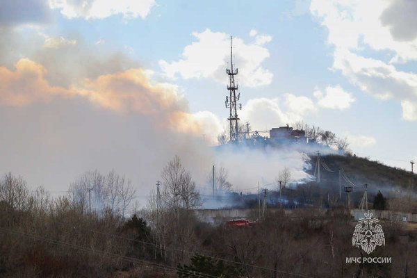 Серьезный пожар произошел на горе Самохвал в Абакане. Фото