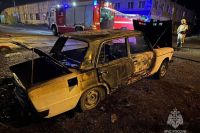 Из горящего автомобиля в Хакасии вытащили мужчину