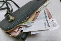 Кражу барсетки с деньгами у забывчивого пенсионера раскрыли в Хакасии