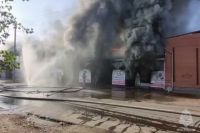 Крупный пожар в Минусинске: горит магазин и СТО. Видео