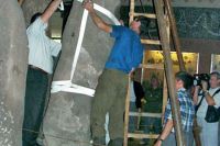 Процесс демонтажа богини в Хакасском краеведческом музее. Август 2003 года.