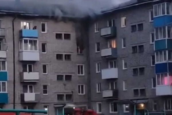 На месте крупного пожара в многоэтажке города Хакасии обнаружили тело человека. Видео