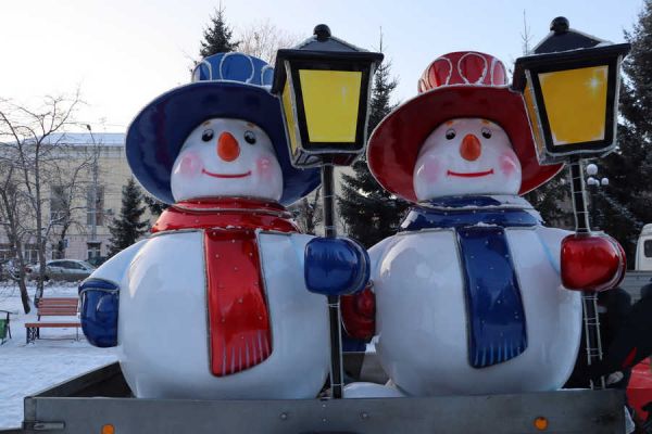 Новые светящиеся фигуры снеговиков устанавливают на площади перед мэрией Абакана