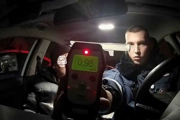Подставил друга: пьяный водитель в Хакасии  передал управление автомобилем своему нетрезвому приятелю