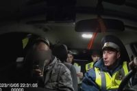 «Я ж не водолаз!» В Хакасии выпивший из-за неприятностей водитель смог продуть в анализатор с 11 раза. Видео