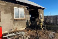 Трехквартирный дом в Хакасии горел на глазах хозяйки
