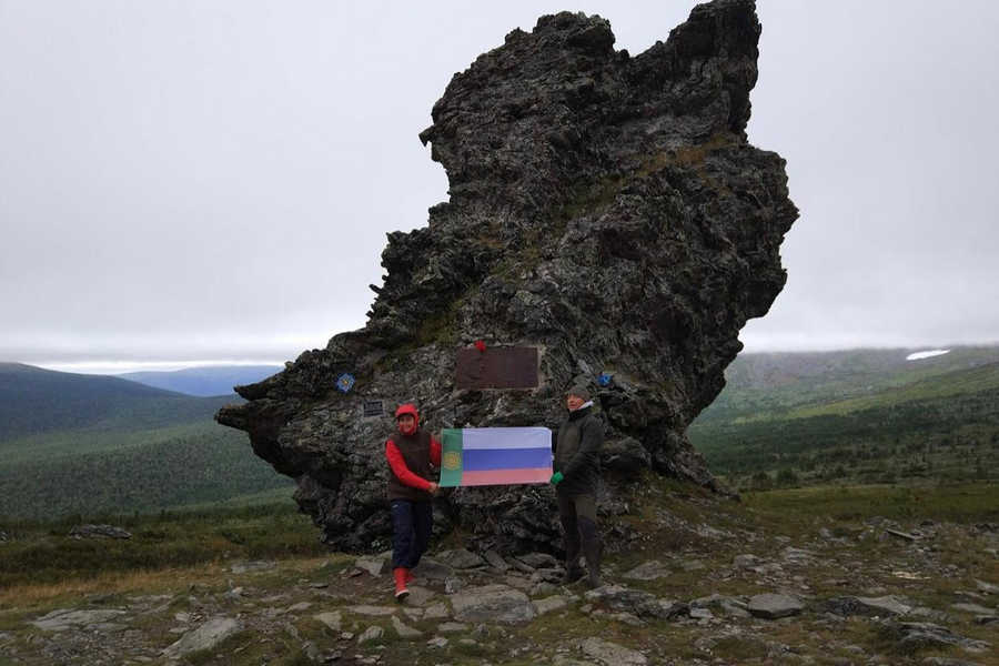 Флаг Хакасии на перевале Дятлова. Фото puteshestvievsibir 