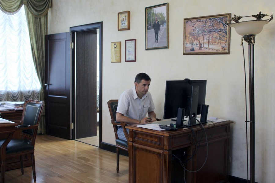 Алексей Лемин в кабинете