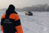 Безопасность автогонок на льду контролируют сотрудники МЧС