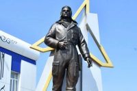 Исторический день: у аэропорта столицы Хакасии открыли памятник Герою Советского Союза