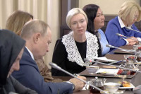 Многодетная мать из Хакасии приняла участие во встрече с Владимиром Путиным. О чем она рассказала президенту?