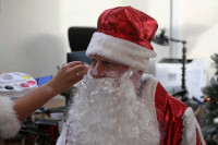 Главврач краевой больницы в свой день рождения переоделся в Деда Мороза и поздравил детей из ожогового отделения