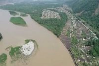 До критической отметки - 50 см: МЧС показало, как сейчас выглядит река Абакан. Видео
