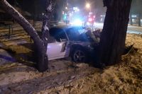 Глубокой ночью автомобиль влетел в дерево на центральной улице в Абакане