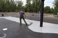 Покрытие в 12 слоев заливают на баскетбольной площадке в парке Абакана