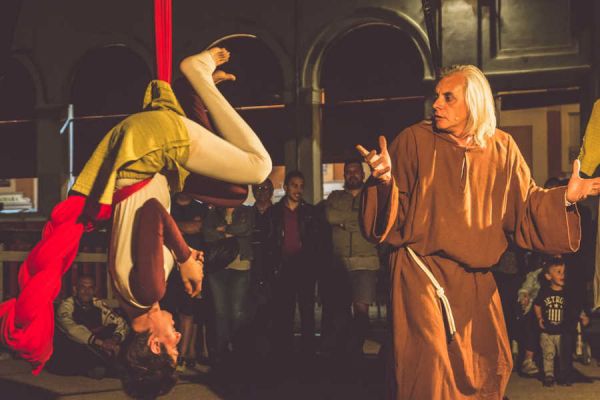 Уличный театр из Италии покажет спектакль «Diversamente giovani» на фестивале «Чир Чайаан»