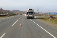 Водитель Mitsubishi врезался в грузовик на трассе в Хакасии и угодил в больницу