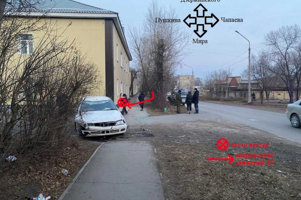 Автомобиль влетел в жилой дом в городе Хакасии