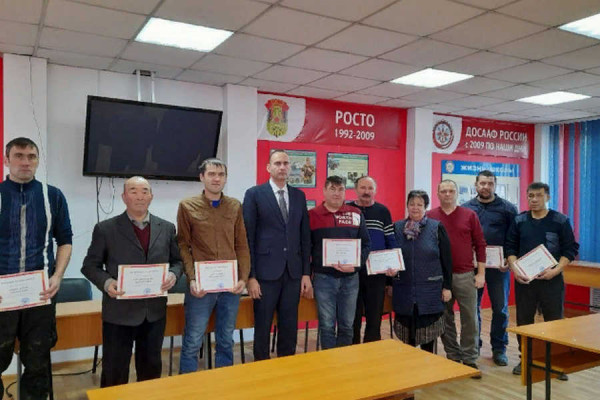 Лучших преподавателей вождения наградили в Хакасии