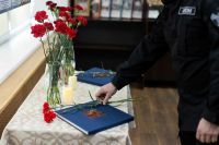 Офицеры Росгвардии передали на хранение фотокниги о погибшем сослуживце его родителям и в краеведческий музей Саяногорска
