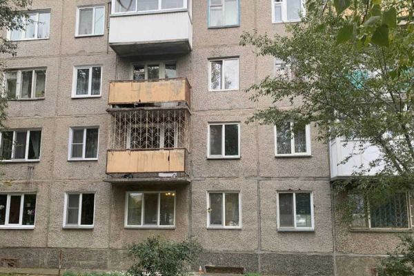 Из окна многоэтажки в Минусинске выпала годовалая девочка. Скорую вызвали прохожие