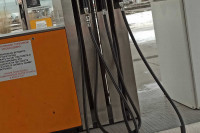 Таксист в городе Хакасии оплатил картой клиентки стоимость бензина