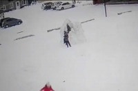 Подростки разгромили снежные фигуры в Курагино. Видео