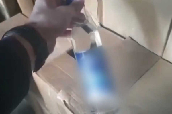 Более 5 тысяч бутылок странной водки нашли в гараже жителя Хакасии. Видео