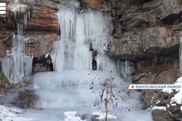Рядом с Хакасией туристы возобновили походы в ледяному водопаду