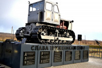 Символ труда: памятник трактору Т-100 появился на юге Красноярского края