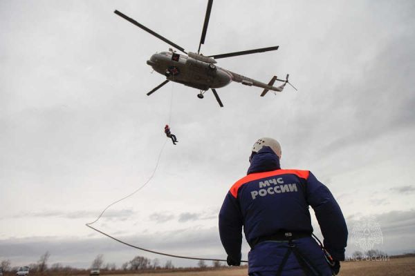 Спасатели в Хакасии отработали технику беспарашютного десантирования с вертолета